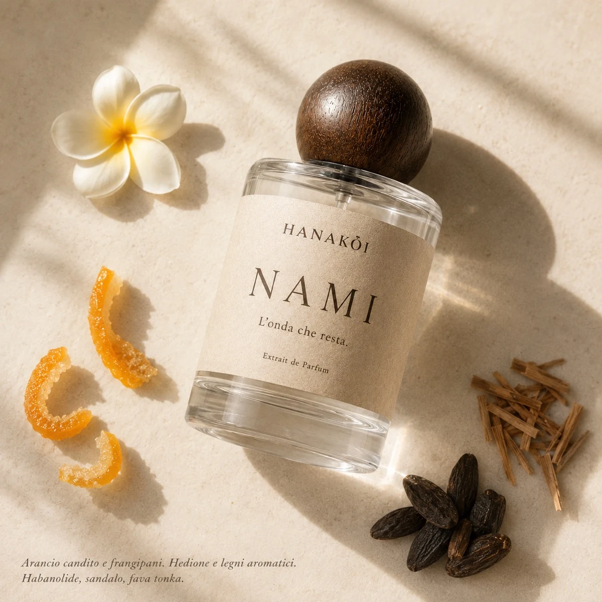 Piramide olfattiva di Nami: arancio candito, frangipani, Hedione, legni aromatici, Habanolide, sandalo, fava tonka